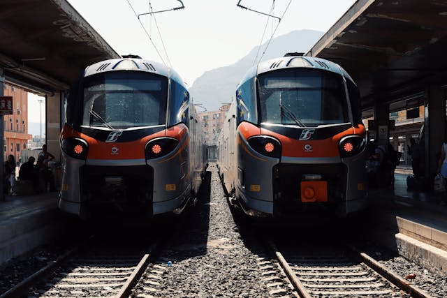 סיציליה על הפסים: מדריך לטיול רכבות מעגלי של 7 ימים בין היסטוריה, בארוק וחופים